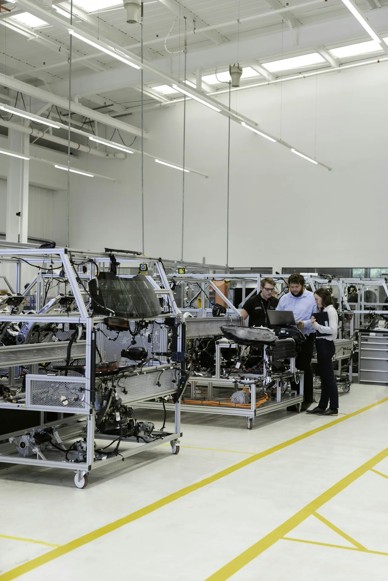 Equipo técnico colaborando dentro de una planta de manufactura