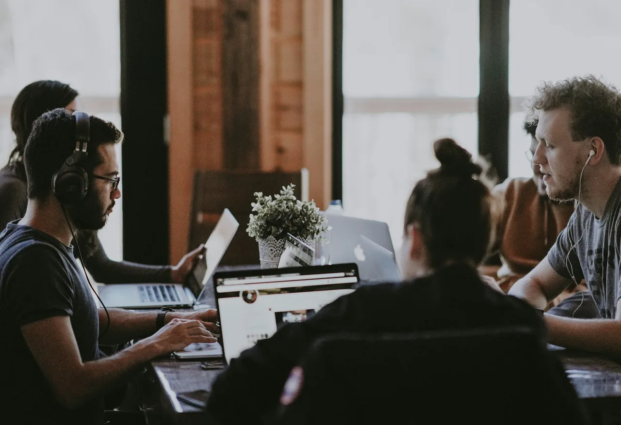 Equipo de desarrollo conversando en un espacio de trabajo